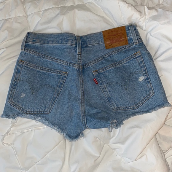Levi destroyed cut off Jean shorts - Picture 2 of 6